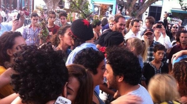 الأخبـــار  : اعتصام بالقبلات تضامنا مع مراهقين بالمغرب قبض عليهما بسبب قبلة 