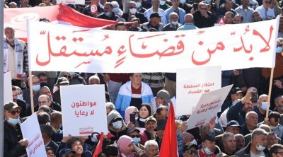 قيس سعيّد ينفذ مجزرة قضائية في تونس 