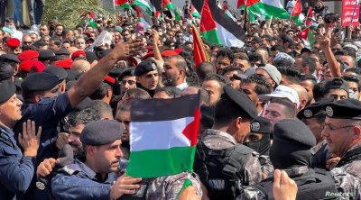 إصابات بين عناصر الشرطة الأردنية باشتباكات مع محتجين قرب سفارة إسرائيل