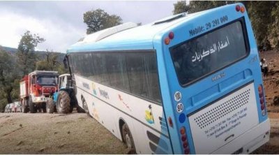 تونس : إصابة 23 سائحا في حادث انزلاق حافلة سياحية