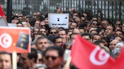 المحامون في تونس ينفذون يوم غضب أمام قصر العدالة 
