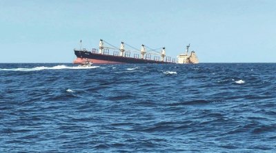 تعرّض سفينة شحن لأضرار بعد استهدافها في البحر الأحمر