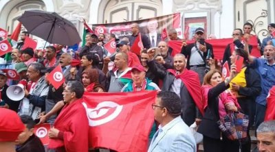 تونس العاصمة : وقفة لأنصار قيس سعيّد رفضا للتدخل الأجنبي