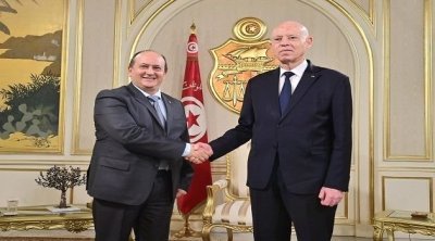 تفاصيل لقاء الوزير الأول الجزائري بقيس سعيد