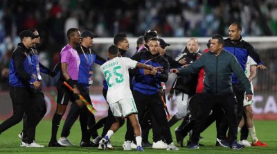 الكاف يفتح تحقيقًا ويُلوح بعقوبات بعد أحداث مباراة الجزائر ونيجيريا