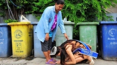 بالصور : ملكة جمال تايلاندا تقبل قدم والدتها عاملة النظافة