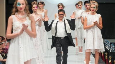 بالفيديو : التونسي فوزي نوار يفوز بجائزة افضل مصمم ازياء في موسكو 