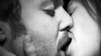 لماذا نغلق اعيننا عند التقبيل 