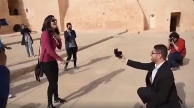المنستير : شاب يعرض الزواج على حبيبته امام الناس بطريقة فريدة 