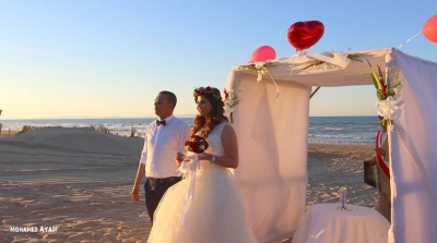 بالصور : عروسان تونسيان يحتفلات بزفافها بطريقة خارجة عن المألوف 