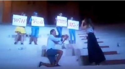 بالفيديو  سوسة : شاب يفاجئ حبيبته بمسرح سيدي الظاهر