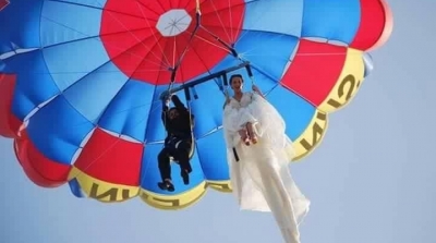 جربة : عروسان تونسيان يحتفلان بزواجهما في المنطاد  (صور )