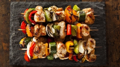 دبارة اليوم : بروشات دجاج و حلالم بالعصبان المجفف مع فوندان شكلاطة للتحلية