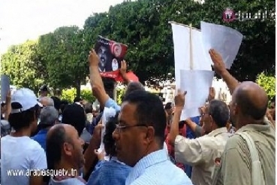 محتجون في شارع الحبيب بورقيبة : ''انسحب استقيل لا حوار مع العميل''