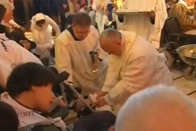 بابا الفاتيكان يغسل و يقبل قدم مسلم ليبي من ذوي الاحتياجات الخاصة