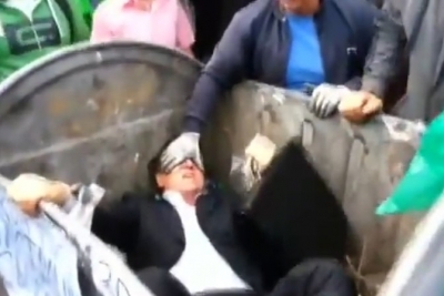 اوكرانيا : محتجون يلقون بنائب في حاوية القمامة 