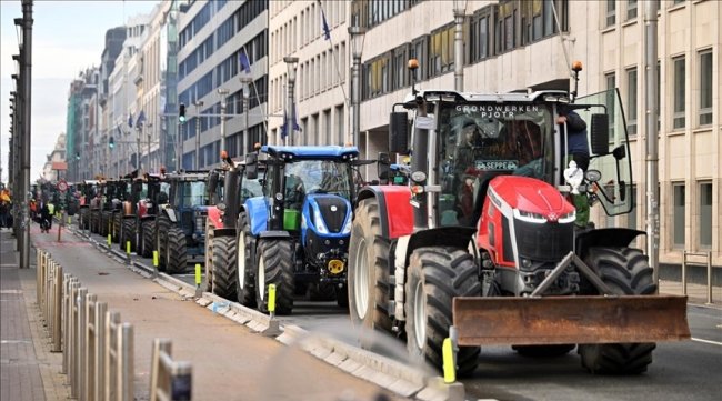 احتجاج بالجرارات في بروكسل أثناء انعقاد قمة الاتحاد الأوروبي 