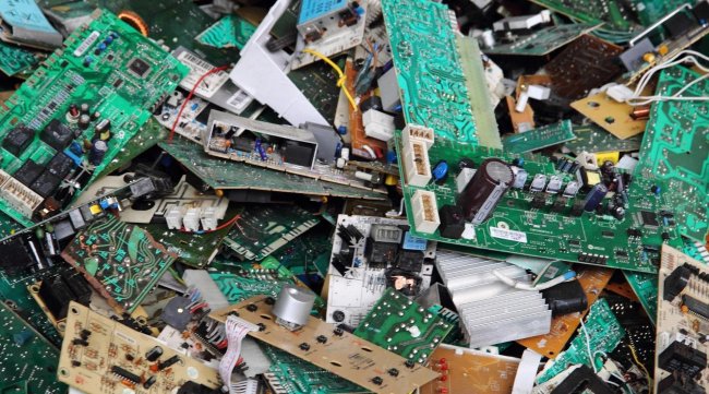 وزارة البيئة تبدأ في رفع 400 طن من المواد الخطرة PCB 