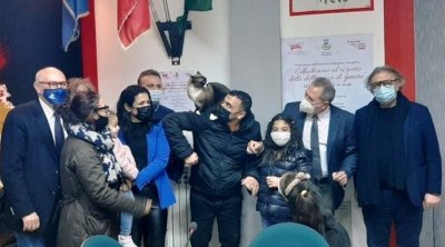 إيطاليا : بلدية تقيم حفل صغير لتسليم قط وصل الى ''لامبيدوزا'' لعائلته التونسية