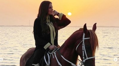 درة بالقفطان التونسي على ظهر الحصان في جدة