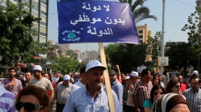 إضراب موظفي القطاع العام يشل لبنان.. ولا حلول في الأفق