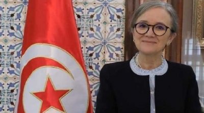 نجلاء بودن تدلي بصوتها على مشروع الدستور في مركز الإقتراع بالبحيرة (صورة)