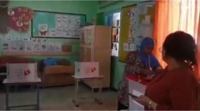 تونس ...عضوة مركز إقتراع ببن عروس تقوم بالتصويت مكان مواطن (فيديو)