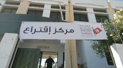 منوبة : إمرأة أمية تقدم ورقة بيضاء و رئيس مكتب الإقتراع لم يضعها في الصندوق