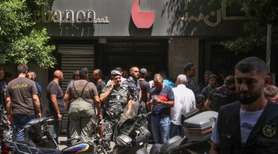 لبنان : مسلح يحتجز موظفي مصرف تجاري للحصول على ودائعه