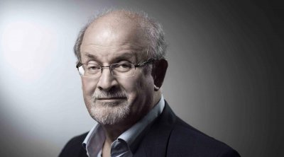 بعد الاعتداء على سلمان رشدي: ارتفاع مبيعات رواية آيات شيطانية 