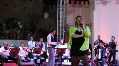 إطلالة مخيبة للآمال لأمينة فاخت في مهرجان قفصة (صور)