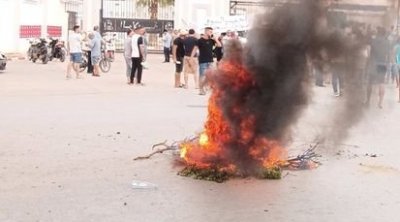 Kairouan: des proches de l’ancien chef du district de Sousse bloquent la route
