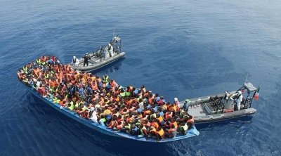وصول نحو 1000 مهاجر إلى سواحل إيطاليا خلال نهاية الأسبوع
