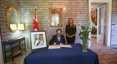 Décès d'Elizabeth II : Najla Bouden signe le registre de condoléances