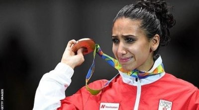 بتأثر حد البكاء..المبارزة بالسيف إيناس البوبكري تعلن إعتزالها (فيديو)