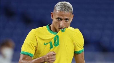 بعد رشقه بالموز من قبل التونسيين..ريتشارليسون يطالب بمعاقبة المتورطين