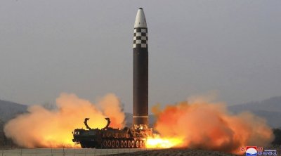 كوريا الشمالية تطلق صاروخا باليستياً فوق اليابان 