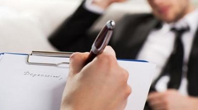 عامل يومي ينتحل صفة طبيب نفسي 