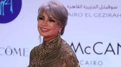 في مهرجان القاهرة: سوسن بدر بإطلالة ملكية على السجادة الحمراء (صور)  