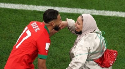 شاهد : سفيان بوفال يراقص والدته إحتفالًا بتأهل المغرب لنصف نهائي المونديال
