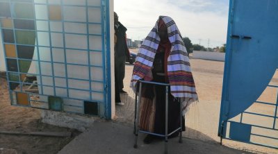 بالصور : معمّرة عمرها 118 سنة تدلي بصوتها في قبلي 