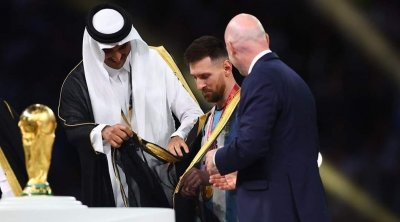 ميسي يرتدي عباءة من أمير قطر ويرفع كأس العالم 2022