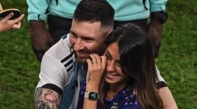 بالصور: ميسي يحتفل مع أطفاله وزوجته بلقب كأس العالم.. والأخيرة تبكي