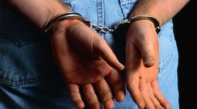 توزر: إيقاف 3 أشخاص من أجل تحويل وجهة فتاة  