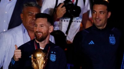 كأس العالم وصلت الأرجنتين.. ميسي يرفعها أمام الطائرة وجماهير تحتفل بالفوز التاريخي