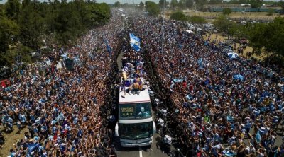 5 ملايين أرجنتيني في استقبال حافلة المنتخب الأرجنتيني