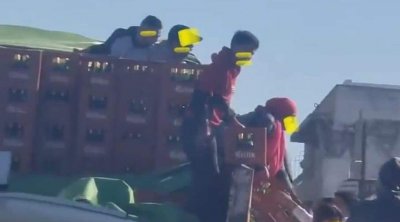 مواطنون ينهبون شاحنة محملة بالبيرة في تونس العاصمة (فيديو)