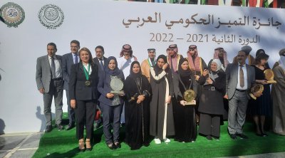 بالصور: سعاد عبد الرحيم تتسلّم جائزة أفضل رئيس بلدية في الوطن العربي 