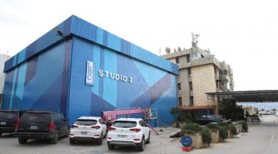 خلال بث مباشر.. إلقاء قنبلة على مبنى قناة LBC بسبب برنامج كوميدي 