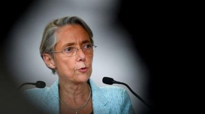 رئيسة وزراء فرنسا: رفع سن التقاعد إلى 64 عاما غير قابل للتفاوض